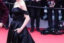 爆料女星抢红毯视频播放,女星抢镜大战视频曝光，精彩瞬间引热议