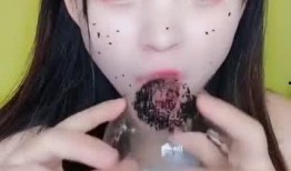 爆料雨衣妹妹视频,视频引发热议！